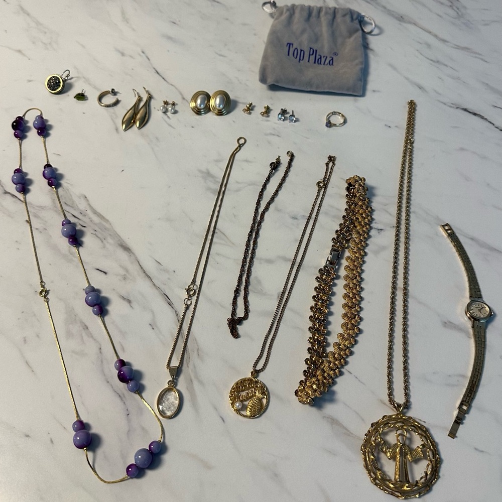 Assorted jewelry..